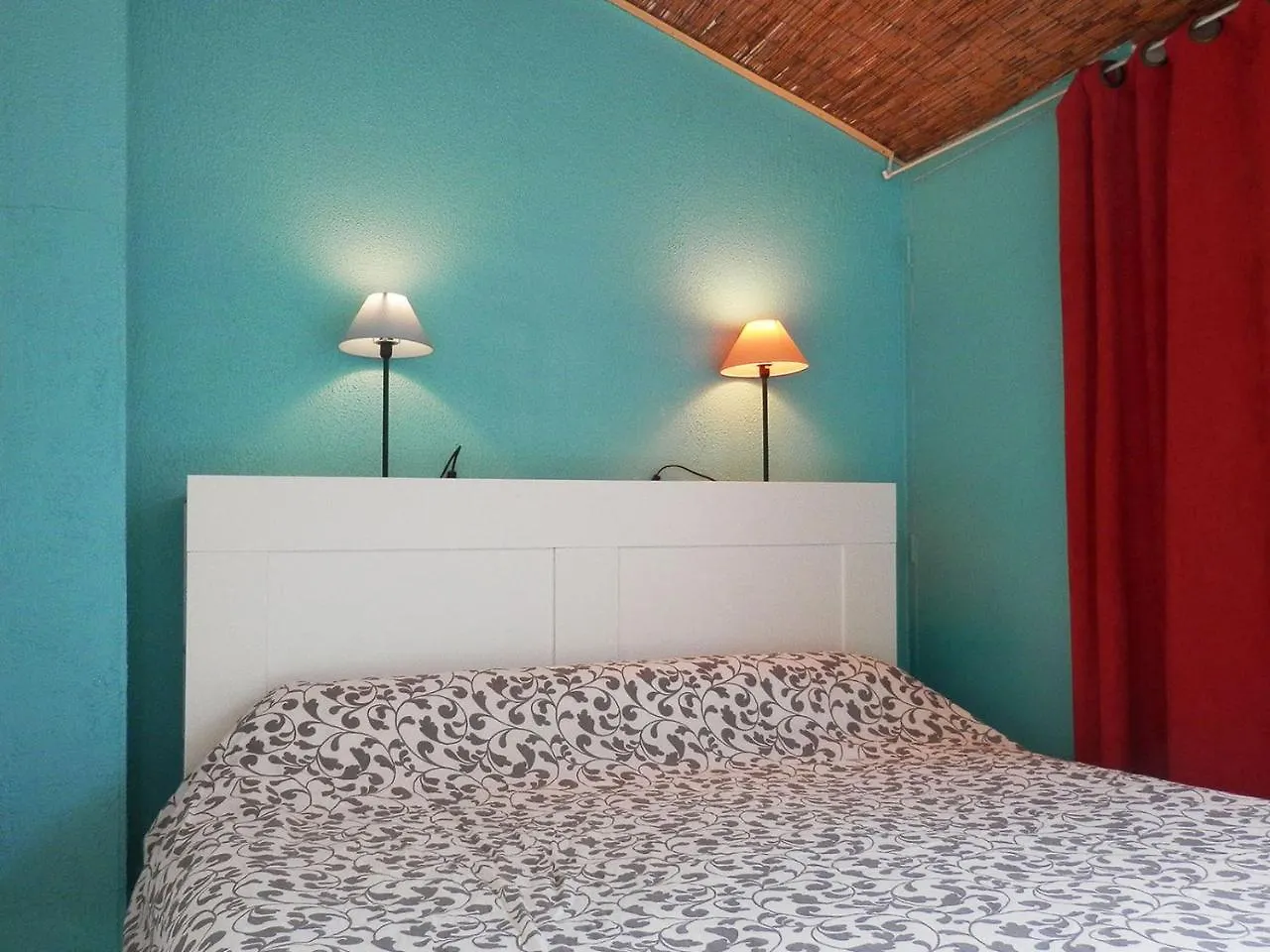 Les Cigalous Hotel Salavas 2*,